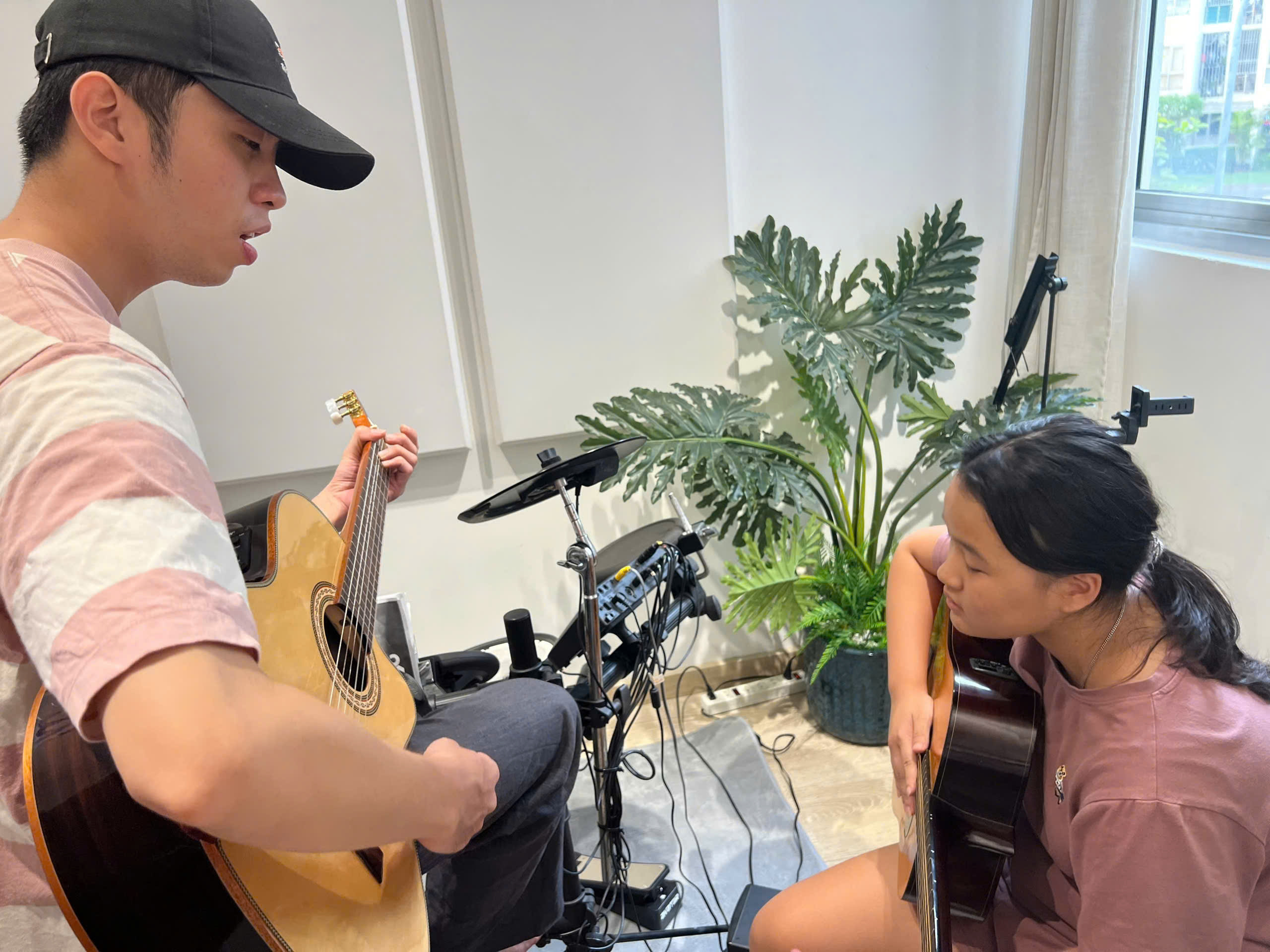 Tìm lớp học guitar uy tín cho người mới