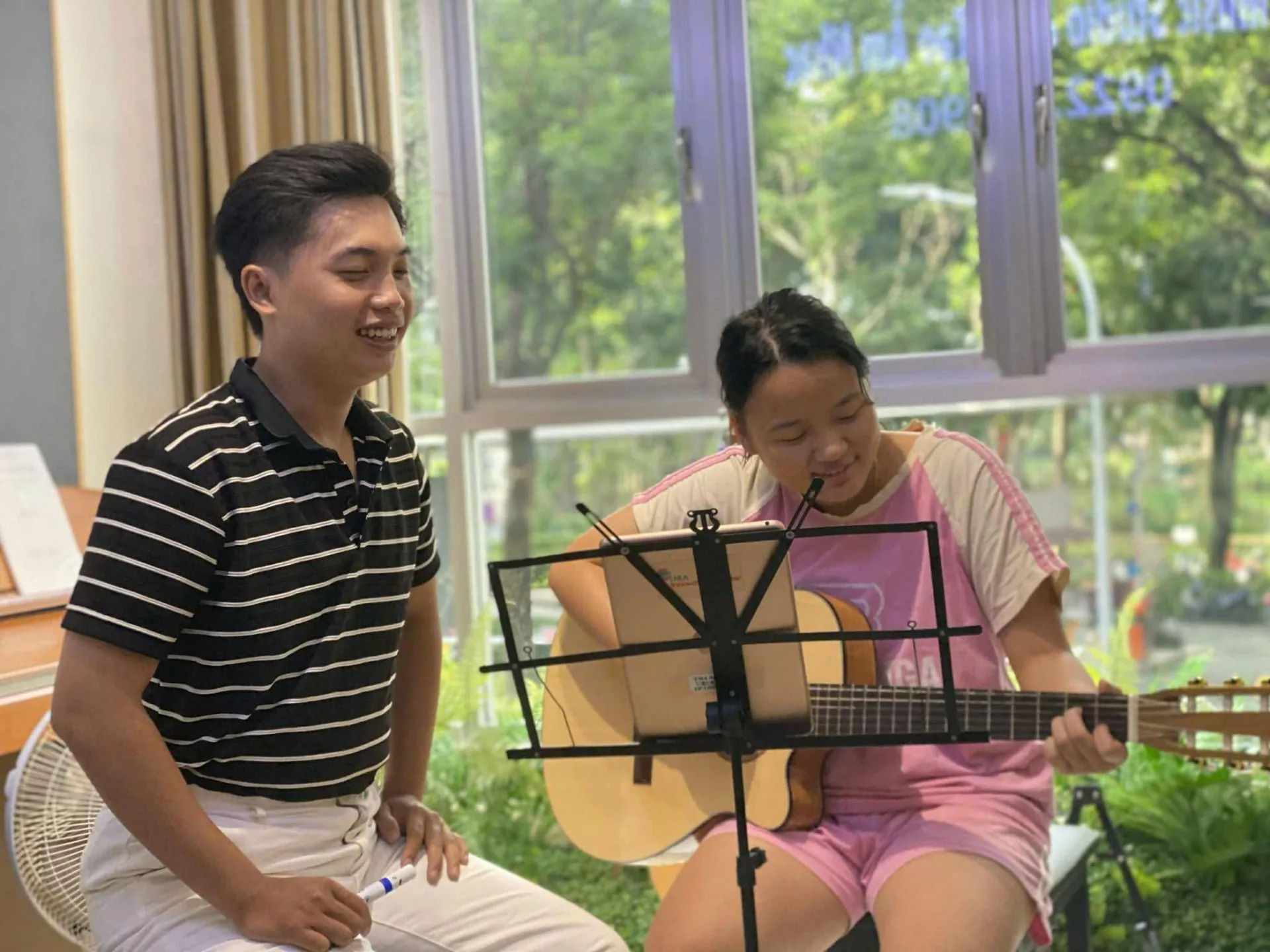 Lớp học guitar cơ bản vào cuối tuần