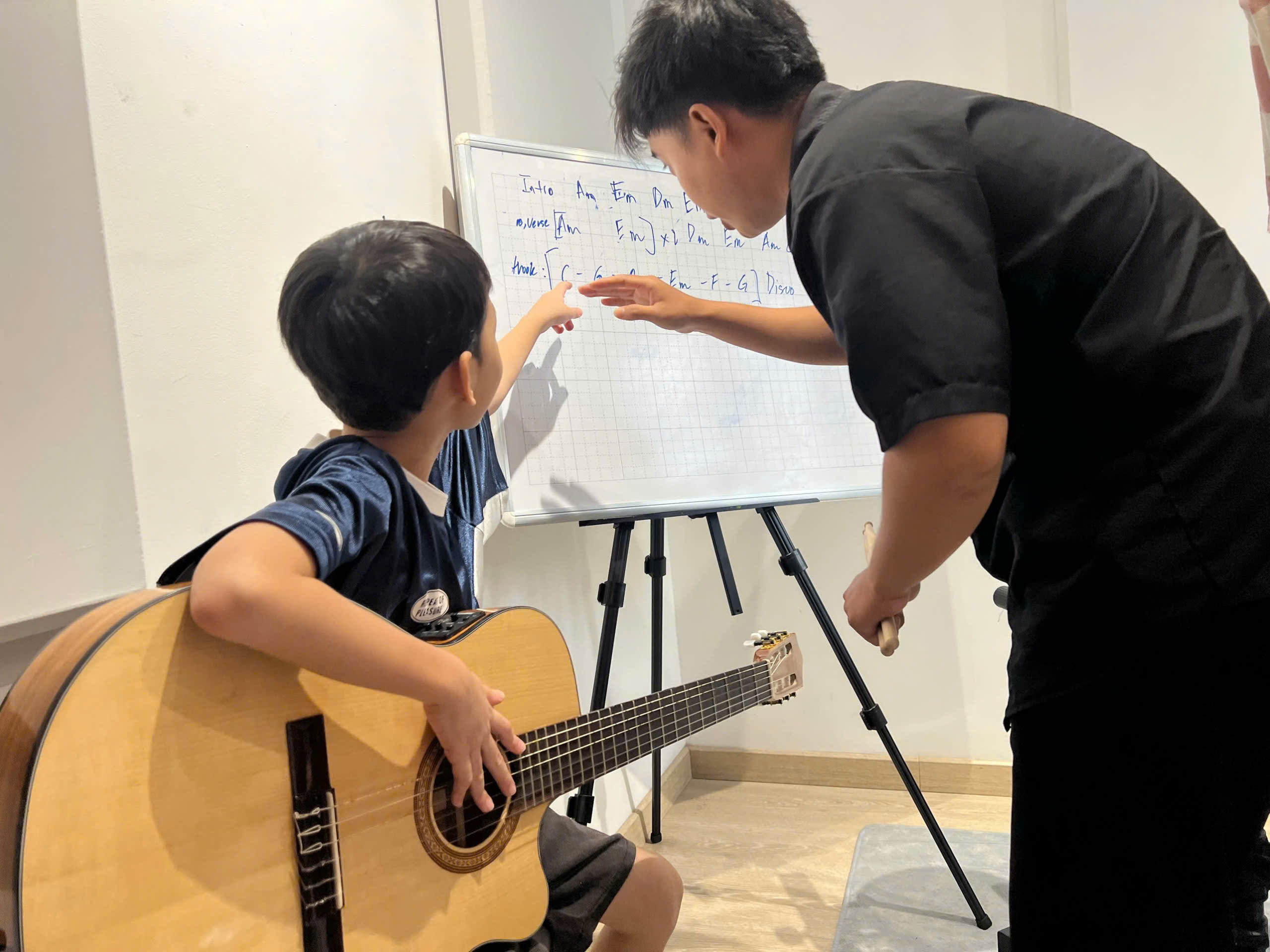 Tìm lớp học guitar uy tín cho người mới